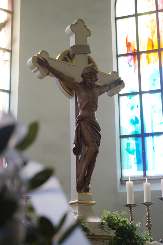 Altarkreuz und Fenster von Tobias Kamerer